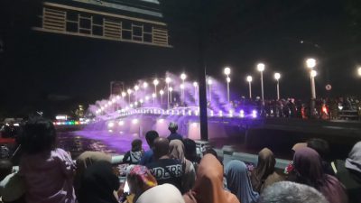 Malam Tahun Baru 2024, Warga Banjarmasin Ramai ke Jembatan Pasar Lama