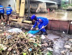 Satpolairud Polresta Banjarmasin Bersihkan Enceng Gondok di Aliran Sungai Martapura