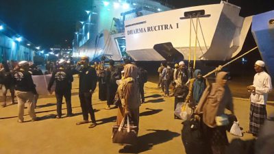 Puluhan Jemaah Haul Ke-19 Guru Sekumpul dari Sumatera Tiba di Pelabuhan Trisakti Banjarmasin
