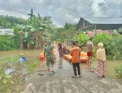 Anggota Koramil 1001-01/Juai Bantu Warga Hadapi Banjir