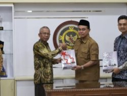 Bupati Tanbu Serahkan LHP Kepatuhan ke BPK Perwakilan Provinsi Kalsel
