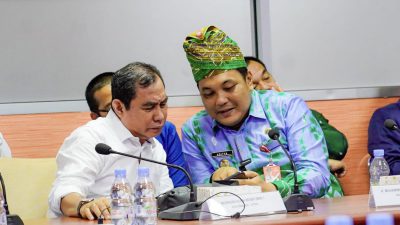 Mengikuti Jejak Sang Ayah, Walikota Banjarbaru Aditya Meraih Anugerah dari PWI Pusat