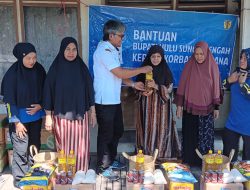 Bangunan Rusak Akibat Pohon Tumbang, Warga Telaga Jingah Terima Bantuan Pangan dari Dinsos HST