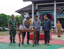 Bantu Aparat Keamanan, Bupati Tabalong Serahkan Ribuan Personel Satlinmas