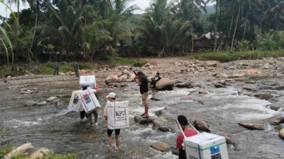 Distribusi Logistik Pemilu 2024 ke Desa Terjauh di HST Terkendala Hujan dan Jalan Licin