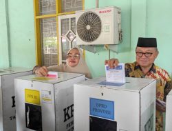 Datang Bersama Keluarga, Bupati Tabalong Salurkan Hak Pilih di TPS 6 Kelurahan Pembataan