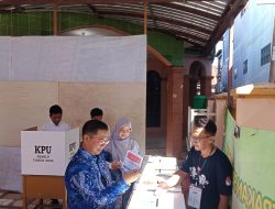 Walikota Banjarmasin dan Keluarga Gunakan Hak Suara di TPS 03 Kelurahan Pemurus Dalam