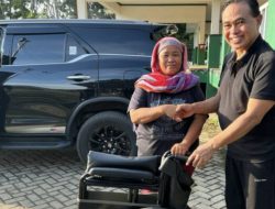 Zairullah Azhar Serahkan Bantuan Kursi Roda Pada Penyandang Disabilitas
