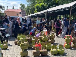Warga HST Antusias Antre Gas Elpiji 3 Kilogram