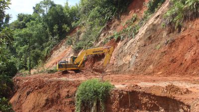 Akibat Hujan Deras, Akses Jalan Menuju Desa Murung B HST Tertimbun Longsor