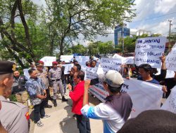 Kawal Demokrasi Pasca Pencoblosan, Masyarakat Demo KPU Kalsel Dengan Tuntutan Hak yang Layak Untuk KPPS