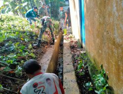 Antisipasi Banjir dan Wabah Penyakit, Personel Gabungan TNI-Polri Gelar Karya Bakti Bersihkan Lingkungan