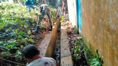 Antisipasi Banjir dan Wabah Penyakit, Personel Gabungan TNI-Polri Gelar Karya Bakti Bersihkan Lingkungan