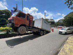 Truk Pengangkut Tawas “Jumping”, Lalu Lintas Di Jembatan Merdeka Tersendat