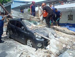 Tak Mampu Tahan Debit Air, Dinding Beton Milik Perusahaan Walet Roboh Timpa Mobil Warga