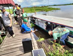 Distribusi Logistik Pemilu 2024 ke TPS Terluar Sungai Buluh Gunakan Jukung