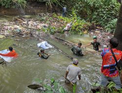 Hari Peduli Sampah Nasional, DLH Tabalong Bersihkan Sungai Lukbayur