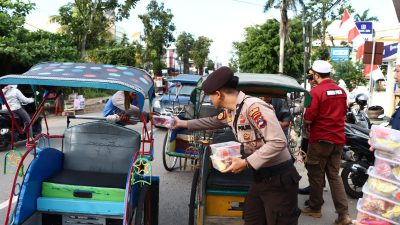 Semarakan Bulan Suci Ramadan 1445 H, Keluarga Besar Polres HST Bagikan Takjil Gratis