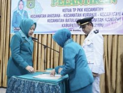 Ketua Tim PKK Tanah Bumbu, Hj Wahyu Windarti Zairullah Melantik 5 orang Ketua PKK Kecamatan.