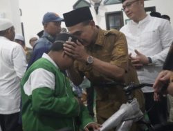 Bupati Tanbu Beri Hadiah Sepeda ke Santri SDSM Desa Karang Indah