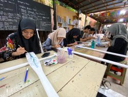 Kampung Buku Banjarmasin Gelar Workshop Melukis di atas Pengayuh Sekalian Ngabuburit