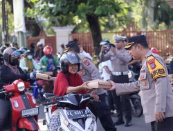 Sat Lantas Polresta Banjarmasin Berikan Imbauan Keselamatan Berlalu Lintas dan Berbagi Takjil