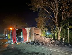 Diduga Pecah Ban Belakang, Truk Bermuatan Batubara Terbalik di Jalan Lingkar Walangsi-Kapar