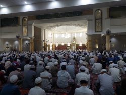 Khutbah Jumat Terakhir Ramadan di Masjid Al Karomah, KH Hasanuddin: Perbanyak Ibadah dan Keutamaan Zakat Fitrah