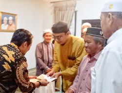Bang Hasnur Wakili Keluarga Bagikan Bantuan Lebaran untuk Warga Sekitar