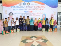 Pj Bupati Batola Mujiyat Berikan Sembako ke Pedagang Hingga Janda Pensiunan