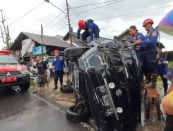 Brakkk! Mobil Pick Up Terguling dan Hantam Pohon Hingga Motor di Martapura Timur
