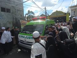 Tangis Haru Jamaah Warnai Iring – Iringan Jasad Guru Banjar Indah ke Pemakaman