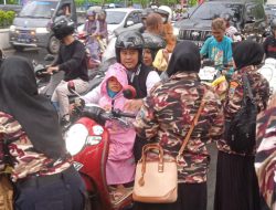 Pererat Silaturahmi, Wanita KB FKPPI PD. XVI Berbagi Taljil dan Buka Puasa Bersama Pengurus