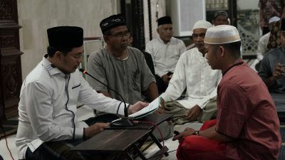 Bupati Aulia Islamkan Satu Warga Desa Patikalain