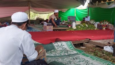Sejak Dikebumikan Kemarin, Makam Guru Banjar Indah Tak Pernah Sepi Dari Peziarah