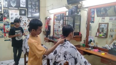 Berkah Idul Fitri, Tukang Cukur Abah Fauzan Banjir Pelanggan Omset Naik 4 Kali
