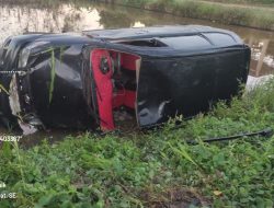 Kecelakaan di Gambah HST, Mobil Avanza Masuk Sawah