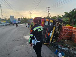 Truk Pengangkut Ayam Terbalik, Diduga Akibat Rem Blong