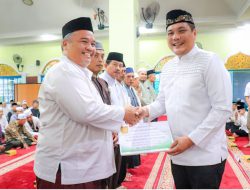 Wali Kota Aditya Serahkan Hibah Untuk Rumah Ibadah di Landasan Ulin