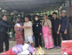 Dinsos Tanbu Serahkan Bantuan Korban Kebakaran di Desa Kersik