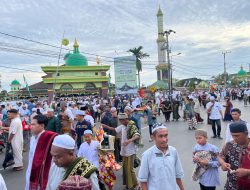 Diimami Guru Ilham Humaidi, Ribuan Jemaah Ikuti Shalat Idul Fitri 1445 H di Masjid Jami Banjarmasin
