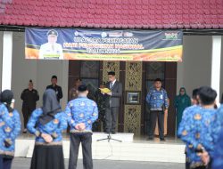 Plt Kadis Pendidikan Batola Berikan Penghargaan untuk Beberapa Kepala Sekolah di Perayaan Hardiknas 2024