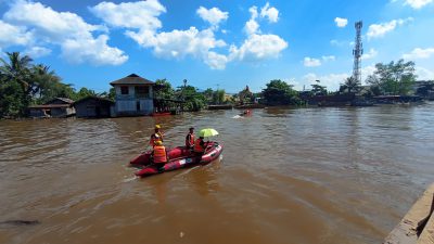 Perempuan Lansia Hilang di Bawah Tongkang Pasir Bersama Perahunya Usai Dihantam Ombak