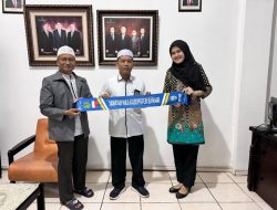 Bank Kalsel Syariah Cabang Martapura Berikan 475 Syal untuk CJH Banjar
