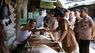 Pastikan Stabilitas Harga Bahan Pokok, Wabup HST Kembali Pimpin Operasi Pasar