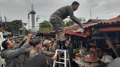 Satpol PP Tertibkan Lapak Pedagang di Pasar Lama Laut