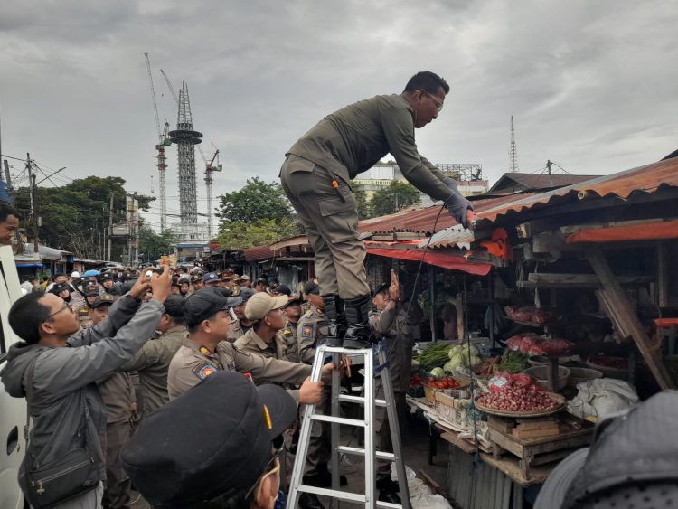 Satpol Pp Tertibkan Lapak Pedagang Di Pasar Lama Laut 3377