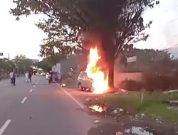 Tabrak Kios BBM Eceran, Kijang Inova Berkobar di Gambut