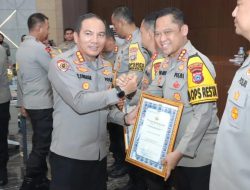 Peroleh 89,25 Poin Dałam Pelayanan, Kapolresta Banjarmasin Diganjar Penghargaan oleh Kapolda Kalsel