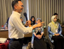 Kadis Kominfo Batola Berikan Materi Komedian Berbahasa Bakumpai yang Melibatkan para Guru